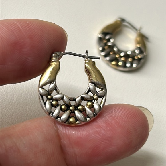 🖤Vtg Hoop earrings - Picture 2 of 9